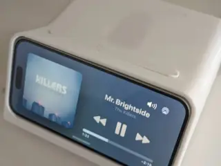 iPhone16 Pro nightstand dock