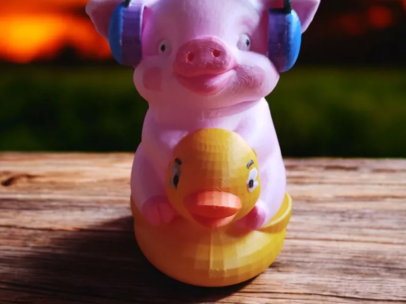 Cerdo DJ montando pato – Impresión 3D pintada a mano