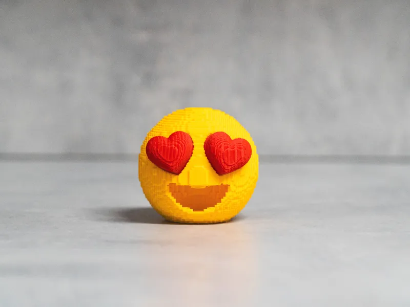 Pixeliger Emoji mit Herzchenaugen