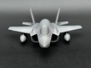 F-35“闪电II”联合攻击战斗机，单发、隐身外形、外倾双垂尾、机翼前缘后掠角等设计