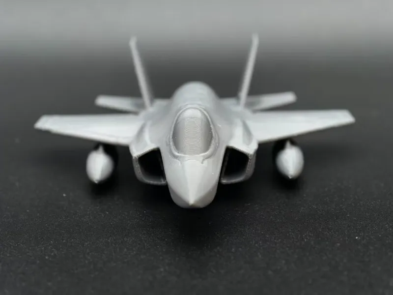 F-35 "لايتنينغ II" مقاتلة هجومية مشتركة، تصميم بمحرك واحد، شكل شبحي، ذيلان عموديان مائلان للخارج، زاوية اكتساح في الحافة الأمامية للجناح وغيرها من التصاميم