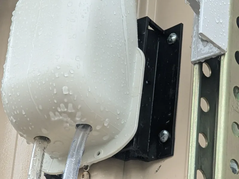 Adaptateur de cache pour ligne de réfrigérant sur bardage ondulé