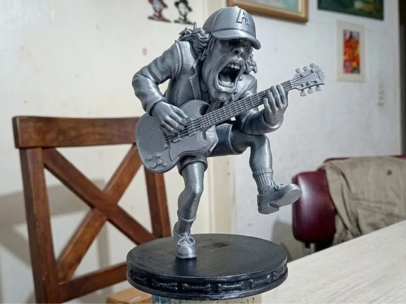 ANGUS YOUNG - AC/DC