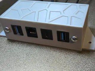Keystone housing for mounting up to 4 keystone modules
