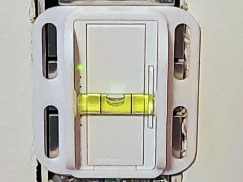 Werkzeug / Schablone zur Ausrichtung quadratischer elektrischer Schalter und Steckdosen