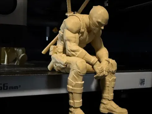 Deadpool triste sentado