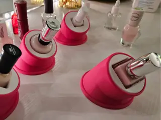 NAIL POLISH HOLDER