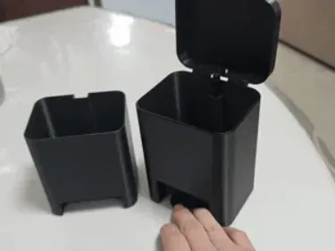 Poubelle de bureau à couvercle basculant à pression : la « boîte de rangement élégante » pour la propreté du bureau