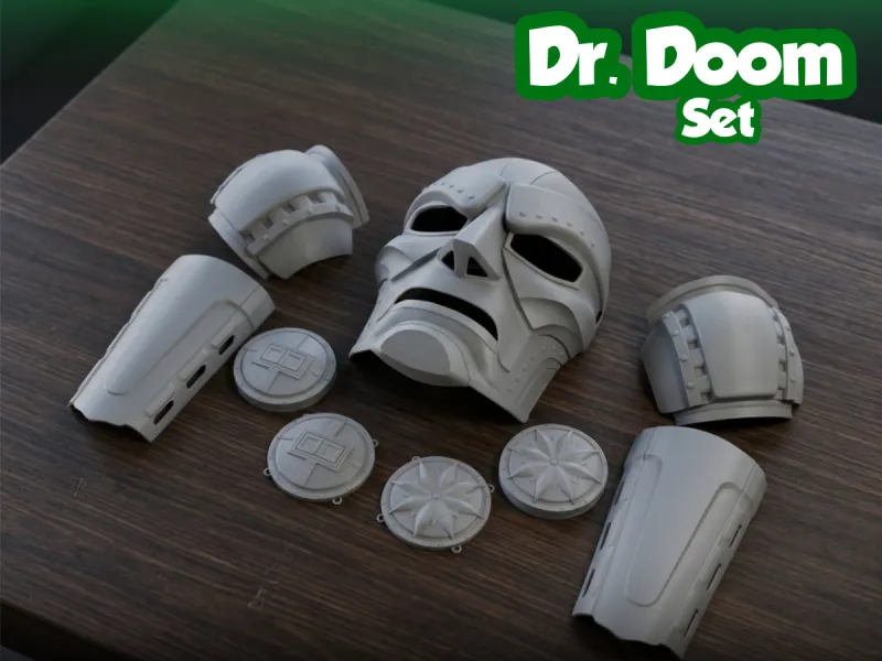 Máscara, braçadeiras e medalhões do Dr. Doom