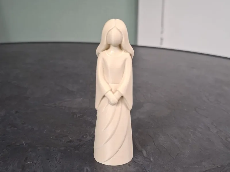Minimalistische Damen-Skulptur "Serenity"