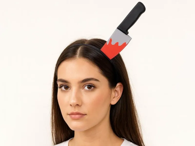 Bandeau avec un couteau planté dans la tête