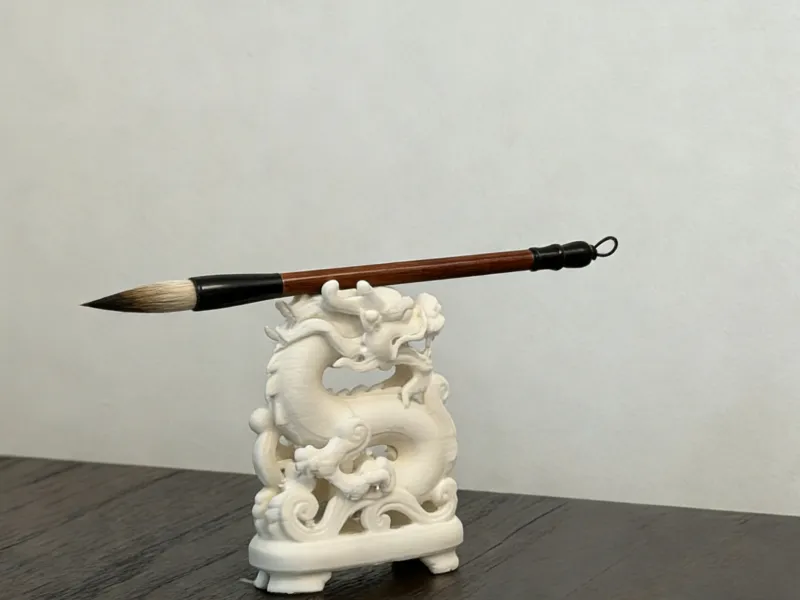 Support de pinceau en forme de dragon enroulé
