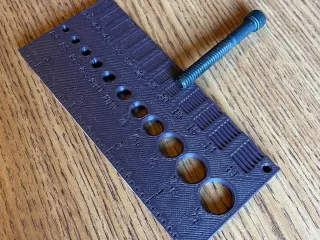 Bolt gauge with thread pitch identifier (metric and SAE)