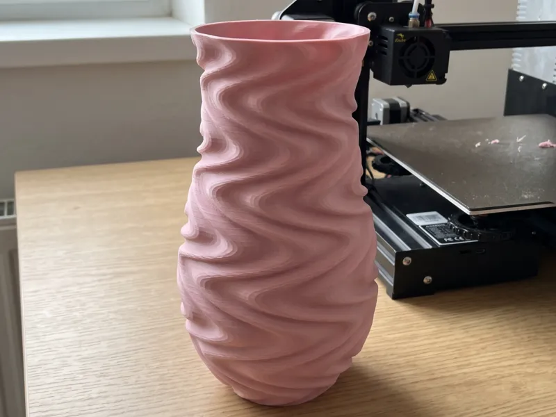 Vase moderne texturé à ondulations spiralées
