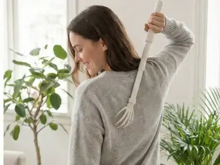 skeleton scratcher hand