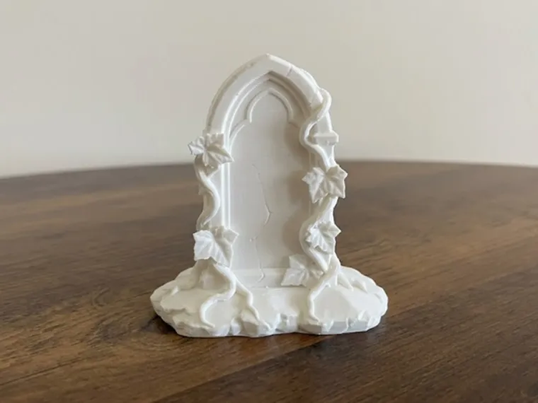 Lapide ricoperta di edera - Decorazione horror
