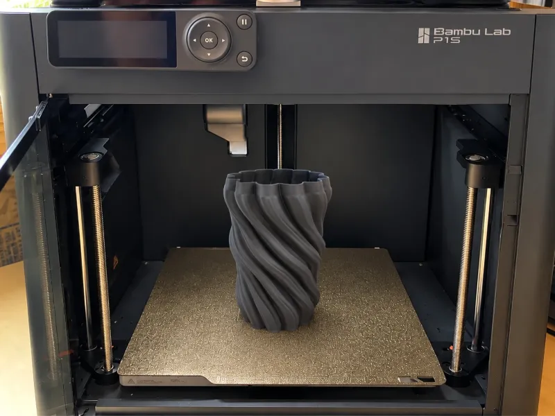 Vaso Svasato a Petali Torti con Nervature Ondulate