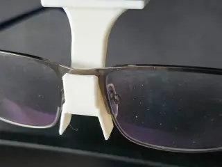Under Shelf support for glasses