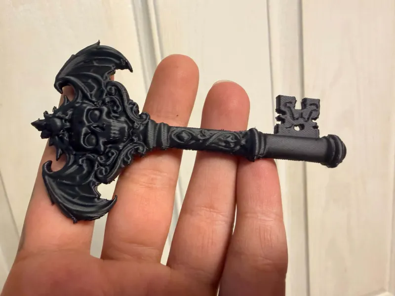 Fantasy-Schlüssel mit Totenkopf und gotischem Zierdesign