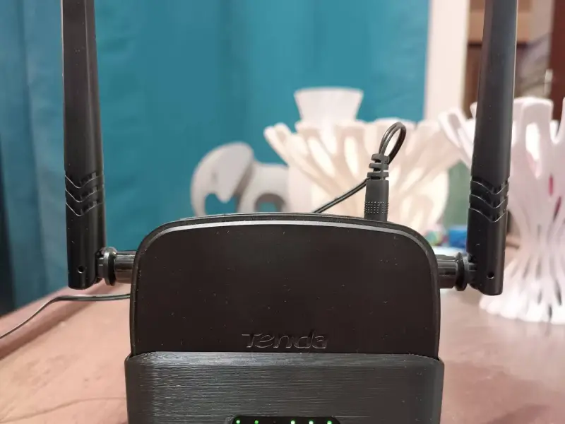 Tenda N300 Wi-Fi 4G LTE Router desktop stand