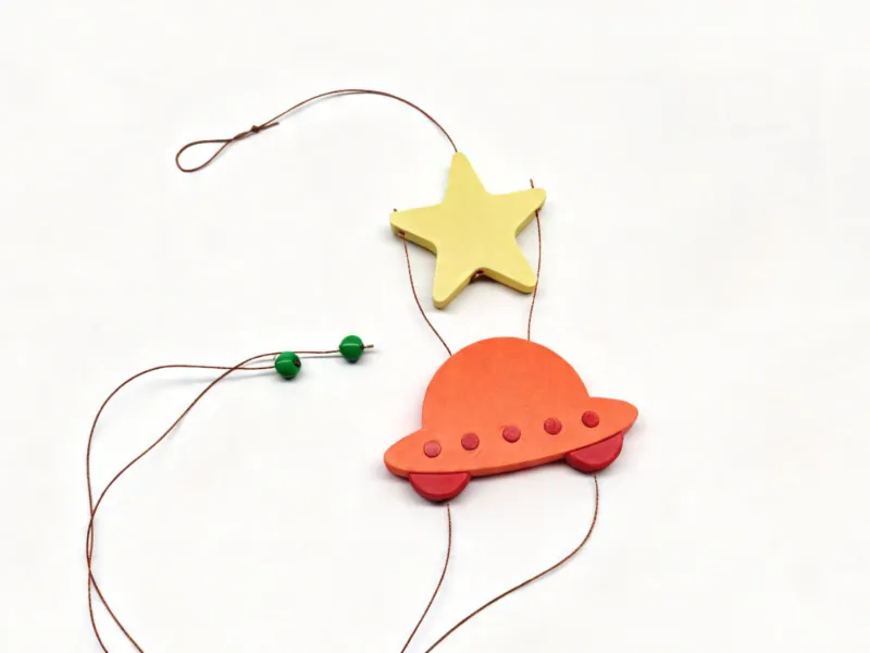 Retro Kinderspeelgoed: Aan een touwtje klimmende UFO