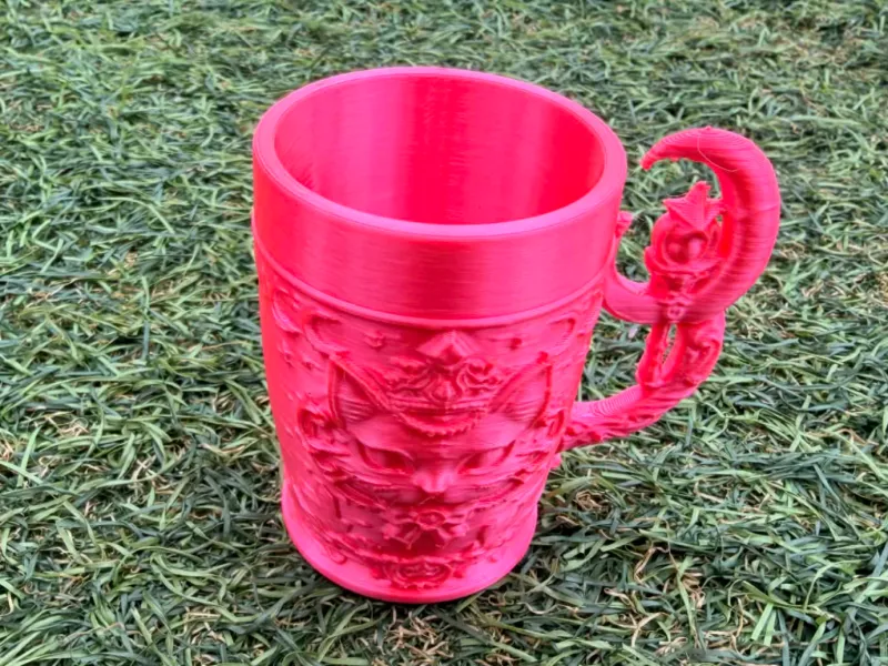 Taza gótica con relieve de murciélago, asa de luna y emblema