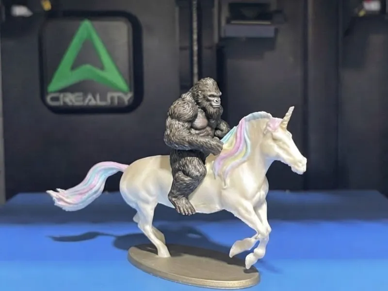 Bigfoot in sella a un unicorno