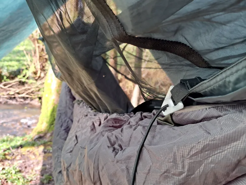 Clip ligero y ajustable para manta inferior de hamaca
