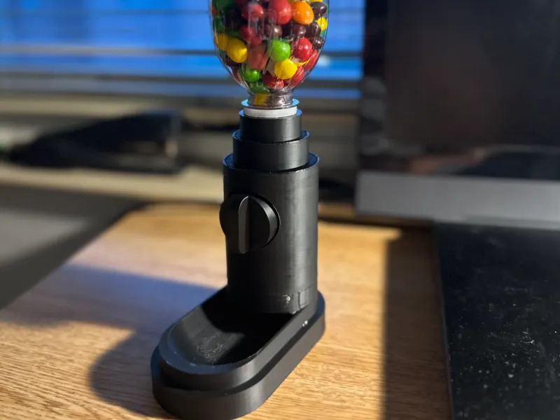 Distributeur de bonbons pour bouteilles en plastique