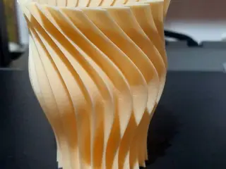 Jarrón de estructura helicoidal
