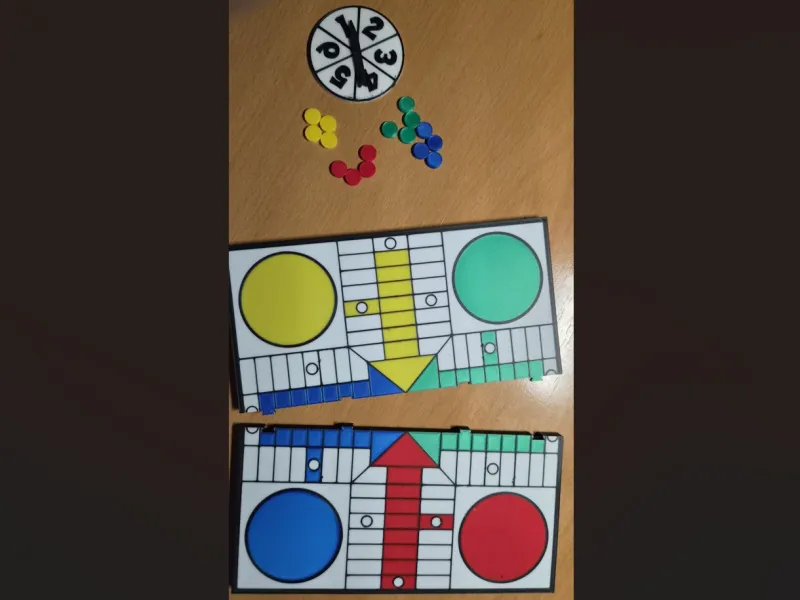 Parchisi-Spiel - Ludo - tragbares Reiseset