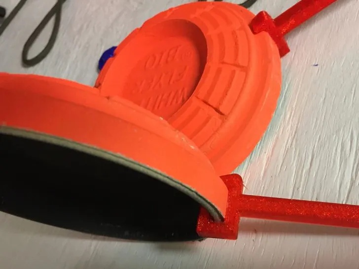 Skeet (clay pigeon) holder with hook