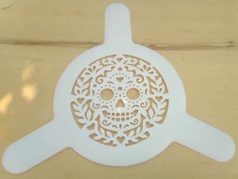 Boomerang circulaire avec crâne à l'intérieur