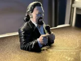 estatua parrita con micro-0