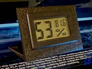 Stand for rectangular hygrometers/humidity meters