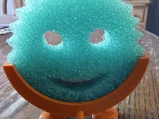scrub daddy holder with drain