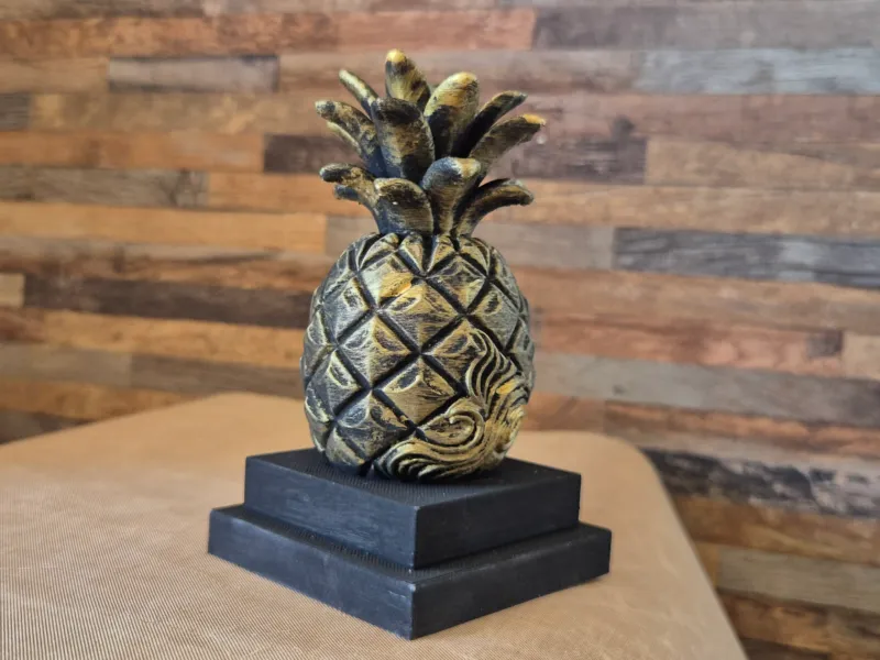 Escultura moderna de piña decorativa