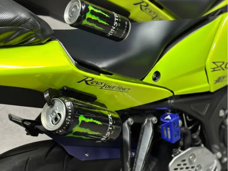 Suporte para bebida energética MONSTER, uso universal