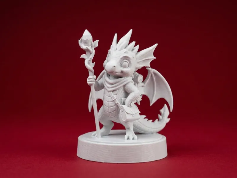 Figurilla de joven dragón mago