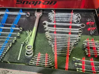 Wrench rail holder