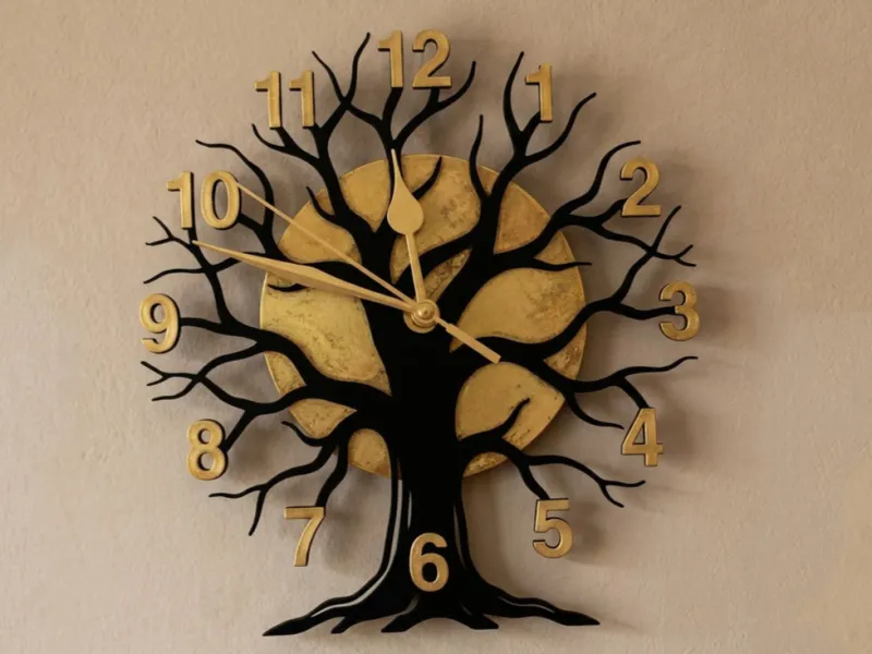 Diseño de reloj con silueta de árbol