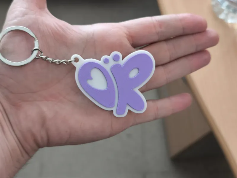 Брелок Оливии Родриго OR – Логотип с фиолетовой бабочкой