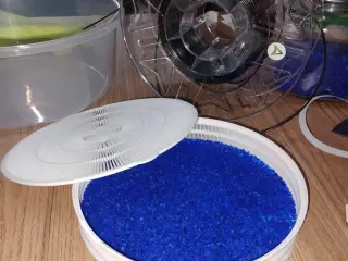 Large container drying filament in round pots with silica