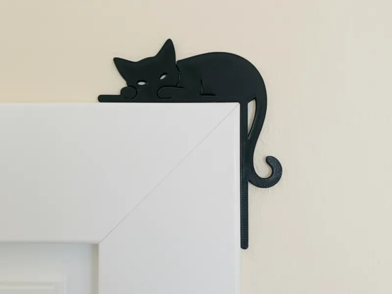 Gatto sdraiato sull'angolo dello stipite della porta