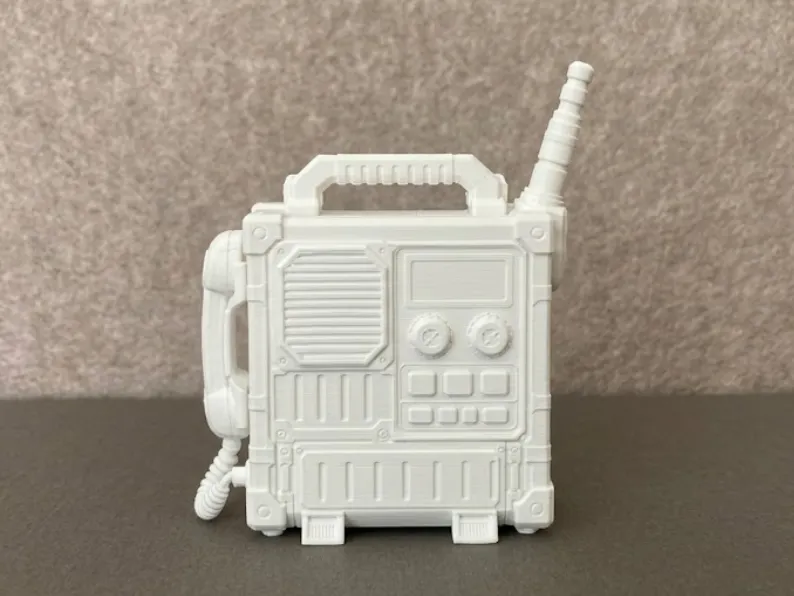 Radio de campaña militar con auricular y antena