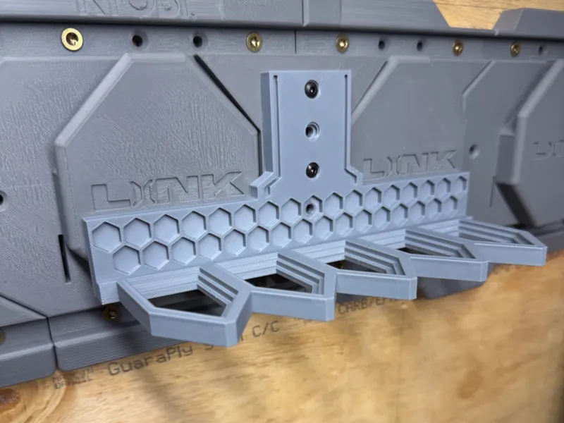 用于为Ryobi Link墙面系统添加工具挂座的底板