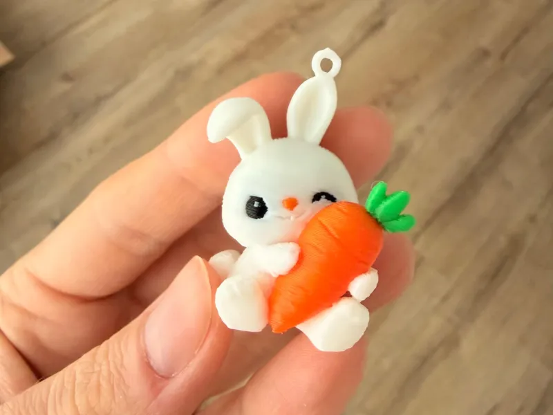 Adorable llavero de conejo con zanahoria