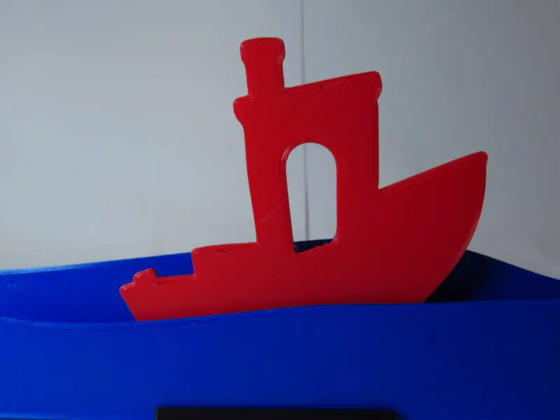 2D layer Benchy auf dem Meer