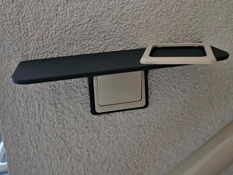 Abdeckrahmen für Lichtschalter oder Steckdose mit Ablage