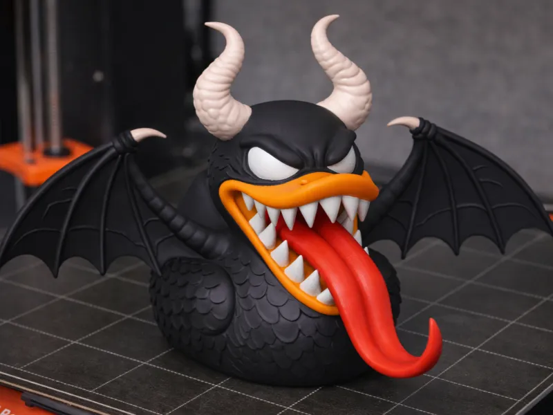Pato Demoníaco – Alas de Murciélago y Lengua